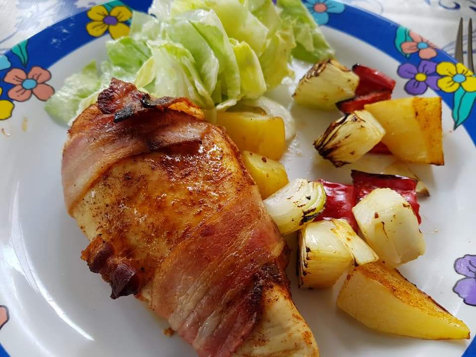 Hähnchenbrustfilet im Baconmantel mit Kartoffel,Zwiebel und Paprika a ...